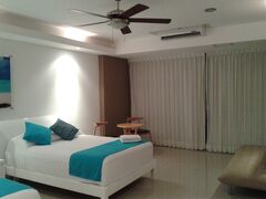 カンクンの空港に着いたころには真っ暗で、また激しい雷雨でした。
今回は、ホテルのシャトルバスではなくホテルゾーンのホテルを巡回する送迎バスに乗ります。
しばらくしてホテルゾーンに到着すると、あちらこちらに超豪華なホテルが並んでいます。その豪華なホテルで次々と降りていく他のお客さんたち。いいなぁ。。。

いよいよ私のホテル、Ocean Dreamへ到着。事前に、一部工事中というのは知っていましたが、ホテルの前の駐車場も工事中。。。大丈夫かな、ここ、、、。という不安を感じつつ中に入ったら普通に綺麗だったので安心しました。

レセプションで鍵をもらい、いざ自分の部屋へ。わおー。
こういうリゾートは初めての私。他の、５つ星の豪華なホテルに泊まっている人から見ればなんて質素な。。。と思われるかもしれませんが、十分豪華です！いつもこんなホテルに泊まれるようなリッチな人生だったら良いんですけどね。

次の日は、グランセノーテとトゥルム遺跡観光です。