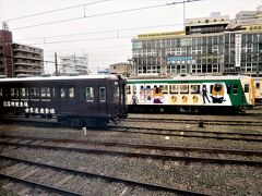 ♪まもなく～高崎です。

上信電鉄（高崎駅～下仁田駅を結ぶ路線）の構内です。
私の好きなゆるキャラ「ぐんまちゃん」が描かれた車両［500形］と「富岡製糸場世界遺産登録」をPRした車両［200形］が留置されています。

この先、上越線・水上行に乗り換えなければならないのですが、始発の高崎駅で乗換えるか、その先の新前橋駅で乗換えるか悩むところです。（高崎駅だと乗換の際に階段を渡る必要があります）

高崎駅到着時に確認したところロングシートの車両［211系］だったので新前橋駅で乗換えることにしました。