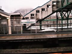 10:04　土樽駅に着きました。（水上駅から17分）

峠を越え新潟県最初の駅です。標高は599mです。（水上駅492m）

牛山隆信氏の2017年度版・秘境駅ランキング「第161位」です。（駅周辺には殆ど民家がありません）