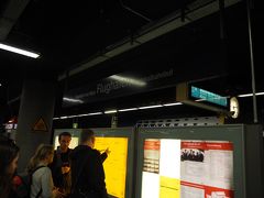 空港からフランクフルト市内へ、S8線を使って電車で向かう。
電車は1時間に3本くらい。タイミングが悪く、20分ほど駅で待ちぼうけ。