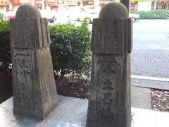 旧東海道を歩きながら、自宅に戻ることに。

これが、小土呂橋の親柱（擬宝珠）。
稲毛神社に遺構がありましたが、JR川崎駅近くの新川通りにひっそりとあります。

