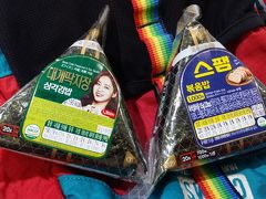 出国してからのコンビニで最後まで買い出し！

ここだと飲み物も買うことができるので、いつも立ち寄ります。

カニの内臓って書いてたw　カニ味噌のことでした。
どちらともおいしかったけど、コンビニのおにぎりのご飯がパラパラしてて
ちょっと惜しいなぁ。