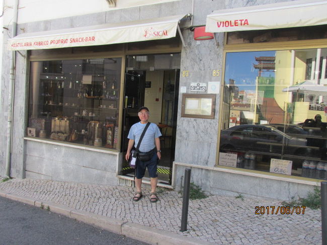 カフェのマスターにお願いして、店の前で１枚写真を撮って、モラエス旧居へ向かう。