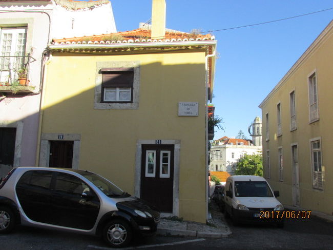 ポルトガルのＭＥＯ　Ｄｒｉｖｅで比較的簡単に行きついたが、モラエスの生家はこの路地の先にあった。