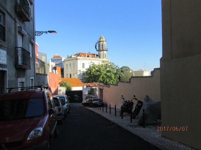 この路地の左側の３階建てが彼の生家だった。