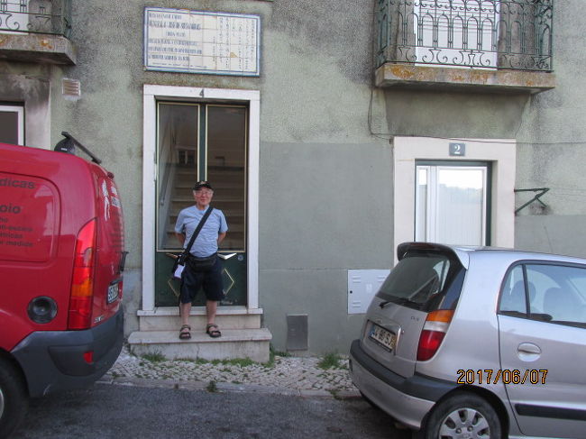 通行人にお願いし、建物前で１枚写真を撮ってもらう。