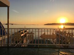 前島フェリーに乗りました。
往復240円。
フェリーからの夕陽も美しい。