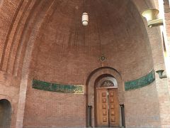 イラン国立博物館入口。イスラム以前の展示のある本館と、イスラム化以後の別館とに分かれています。
向かって左側、手前の本館にてチケットを買った後、荷物を預けて建物内へ。