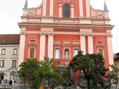 フランシスコ会教会

プレシェーノフ広場に面して立つリブリャーナの代表的な教会。
１６４６～６０年に建てられた。