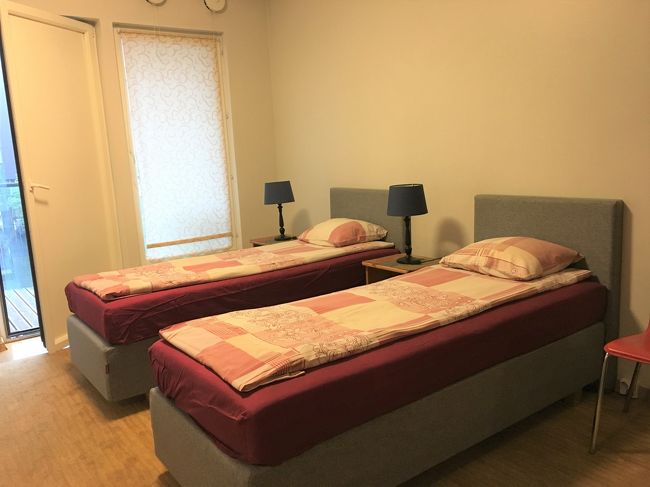 結構広い室内なのに、ベッドは小さいｗ<br />こっちの人は身体大きいと思うんだけどな。<br />特に幅が狭いので寝相悪い人は落ちるかも。