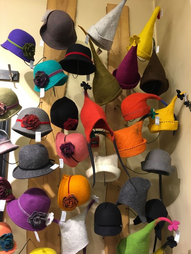 7時前くらいだったので、ギリギリ開いていたお土産物屋さんをのぞきながら進む。エストニア名物のフェルト帽子。<br /><br />とんがりのとか着る人いるのかなー。