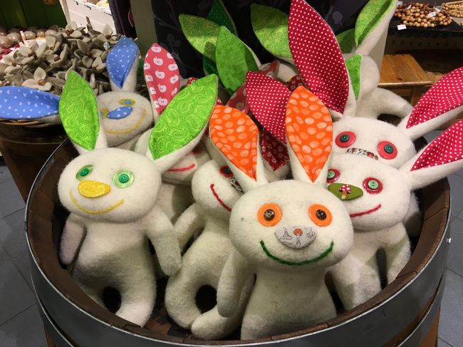 お土産物屋にて。<br />北欧っぽい人形♪