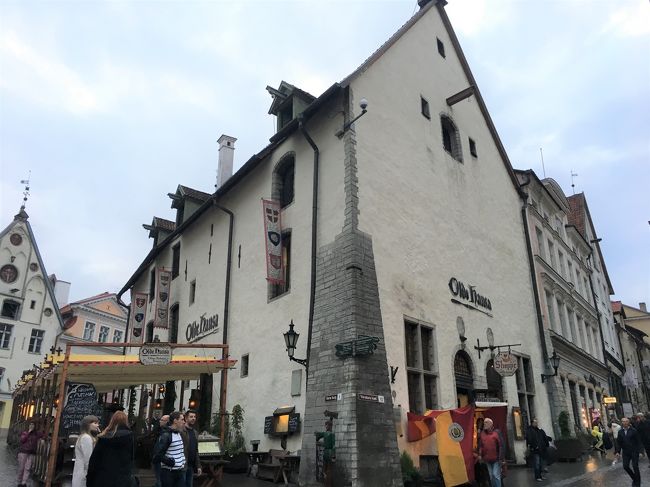 夕食は、超定番オルデハンザへ。<br />口コミが微妙だったので、気が進まなかったのですが<br />友人がテレビで見たサーモン・いくらが食べたい！ということで・・。