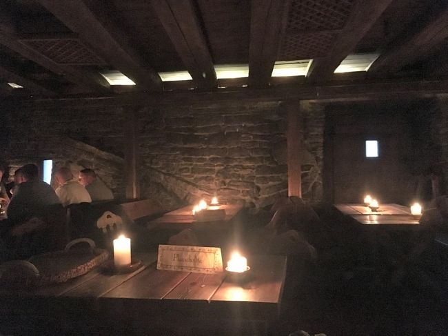 有名店でたくさんお客さん入ってますが、オオバコなのですんなり入れた。<br />日本人団体観光客もいました。<br />中世の雰囲気、、ってほとんどロウソクだけの明かりで暗くてよくわかんないよ！<br />