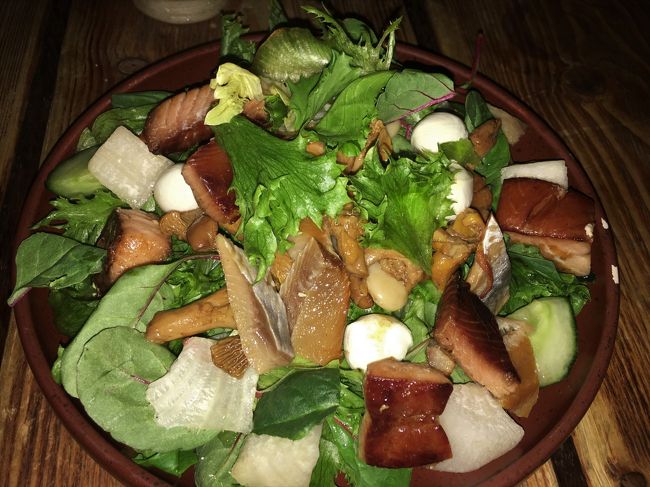 ２種類の魚のサラダ。９．７ユーロ。<br />キノコとかチーズ、スモークした魚とか入ったサラダ。<br />まあ普通に美味しい。<br />