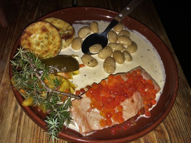 これがメインのサーモンソテーいくら添え。３８．４０ユーロ。<br />普通なら頼まないのですが、まさにこれをテレビで見て食べたかったというのでせっかくだし！と注文。<br />結果、撃沈。<br />何か生臭くておいしくなかった・・。<br />他で同じようなメニュー、もっと安くおいしく出してます。<br />暗くて何食べてるんだかよく見えないし、、<br />おいしいものがたくさんあるエストニア、<br />オルデハンザは全くおススメしません。<br />（ドリンク込みで合計６２．３０ユーロ。最初からやりすぎました・・）<br />