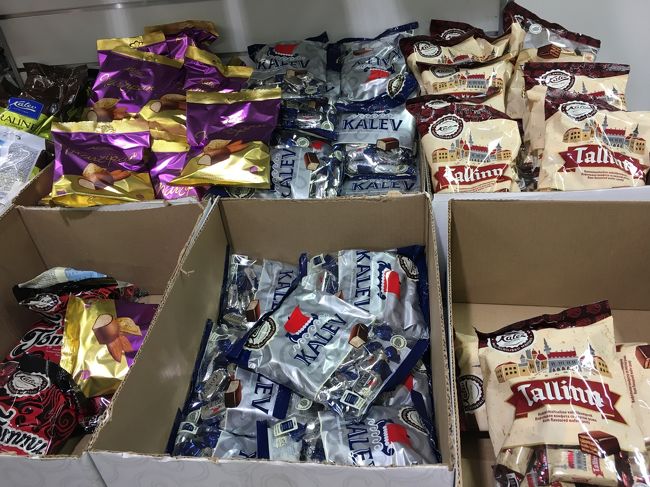 フォーラムシネマ：エスティンの入ってる建物の道路はさんだ隣にある建物の地下1階にスーパーrimiが入ってて、23時まで営業してるのでお土産下見に寄りました。<br />さっそくエストニアトップシェア？カレフのチョコ発見！<br />バラまき用の個装タリンチョコ（１．６９ユーロ）を始め、普通のお土産用チョコも格安で売っています。