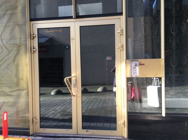 フォーラム百貨店の中を通り抜けて外に出てすぐ右側、この建物の上階にあるマンションの入口があります。<br /><br />エスティンアパートメントはこのマンションの一室（民泊）なので、看板などは全く出ておらず、表示もなくしばらく迷いました。<br /><br />ようやくここ？と思って、メールでもらっていた部屋番号を押して呼び鈴を押したら応答が。。どうやらあっていた様子。<br />しかし、１〇〇という部屋番号から1階に部屋があると思ったのに、そもそも1階に部屋がない。。ポストを見るとどうやら階数に関係なく通しの部屋番号になっているようで、適当に４階で降りたら受付の人が出てきてくれてました。