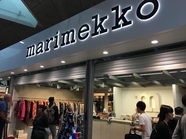 ヘルシンキ着いた～！<br />とはいえ、次の飛行機出発まで1時間。<br />時間ない。とはいえ、気になるマリメッコ。<br />私たちも日本人らしい日本人・・。<br />友達がバッグを買ってました。<br />（ヘルシンキの乗り継ぎはそんなに遠くないので1時間でも１つくらいならお店みる余裕ありです）