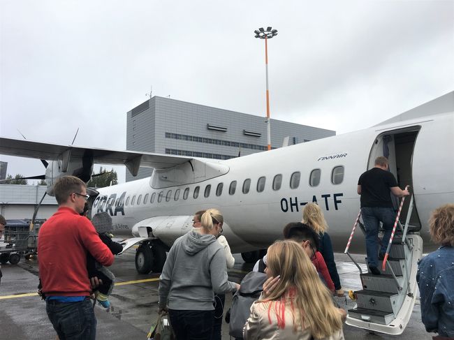 いよいよタリンへの飛行機<br />ノルディックリージョナルエアラインという会社のプロペラ機。<br />やはりプロペラ機は小さい・・。<br />わずか35分の旅です。