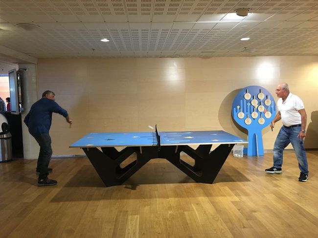 何故か到着出発ゲートのすぐ横に卓球台が！<br />ものすごく真剣にプレイするおじさまたちｗ