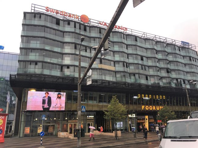 今夜の宿、エスティンアパートメントのあるフォーラム百貨店です。<br /><br />ほんとはトラムだと目の前が駅だったのですが、2番バスだと5分ちょっと歩きます。スーツケース持ちで階段のアップダウンもあるのできつかった・・。