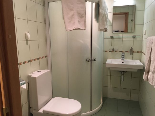 シャワーブースのみですが、いっさい水漏れしないというすばらしいブース。<br />これまでのホテルは、たいていブースの外に水漏れしてバスタオルなどを犠牲にして水止めしてたのに、ここは平気でした。<br />トイレの流れもばっちり。<br />でも、アメニティはなかったかな。。