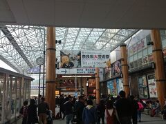 再び近鉄に乗り、奈良に到着。風が強く何だか雲行きが怪しい。ひとまず国立博物館に急ぐ。