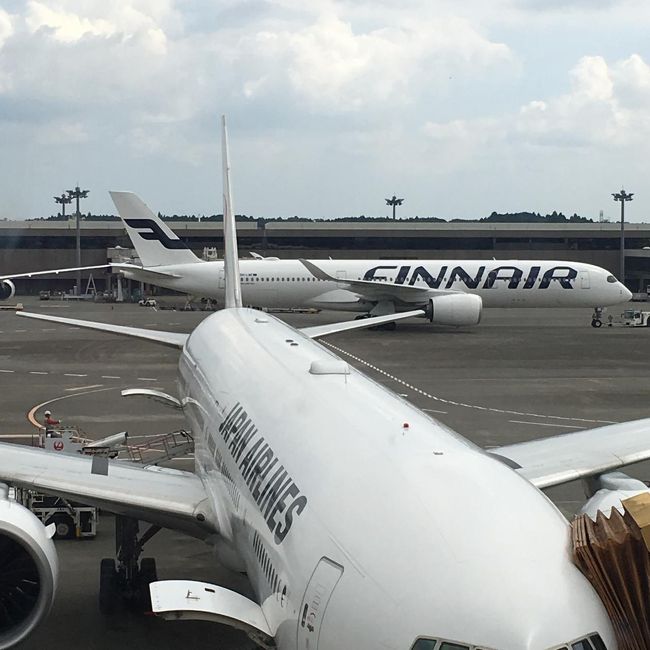 夏休み直前にして猛烈忙しくなった仕事を何とか片付けて、久々の成田へやってきました♪<br />そういえば、年末年始もその前の夏休みも全日空で羽田発だった。。<br />ということで、さっそく出国手続きを済ませて免税ショッピング。<br />と思ったけどなんかお店変わった？？どうやらリニューアルした様子。<br />あまり見るところもなく、激混みタリーズでコーヒーを飲んで時間をつぶす。<br /><br />そして初めてのフィンランド航空♪<br />何となくいいイメージあったけど、機内の映画の解説は全部英語。日本語吹き替え・日本映画少ない。。えーん。見るものがない・・。機内食もいまいちおいしくない・・。<br />酔い止め飲んで寝ちゃいました。