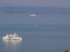 島のすぐ沖を唐櫃浜へ向かうフェリー、岡山県の宇野港から豊島の家浦港、唐櫃浜を経由して、小豆島の土庄港を約1時間で結んでいます。
