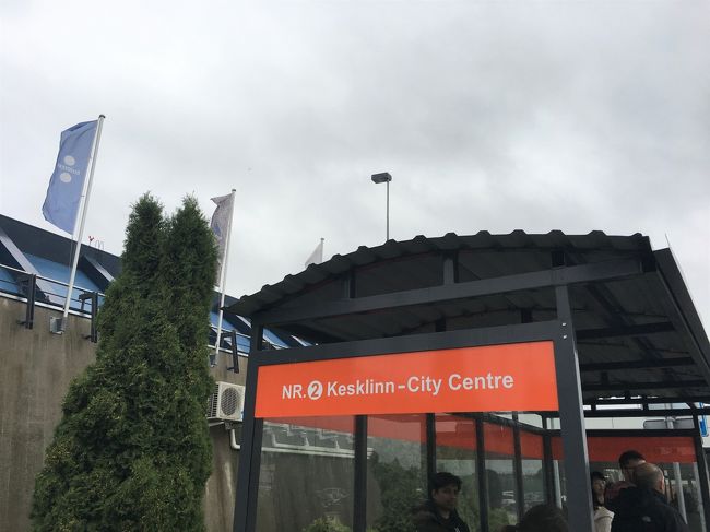 9/1に延伸開通したトラム（4番）でホテルに向かおうとしたのですが、<br />トラム駅の場所がわからず・・。<br />やむを得ず2番のバスで空港へ。。（写真は2番バス、シティセンター行きのバス乗り場です）バス乗り場はロビー出て真下にあるのですぐわかります。<br /><br />トラムの駅、帰りに確認したところ、到着ロビーを背に外に出て右側、建物沿いに進み、右手にあります。<br />建物の角を曲がったところにあるし、そこには看板が全くないのでわかりづらい！<br /><br />あとバス・トラムなどで使えるウヒスカールト（電子交通カード、1日券とか3日券とかある）は、空港到着ロビーのキオスクで買えます。（デポジット2ユーロを取られ、返却すれば返金してもらえるのですが、空港のキオスクではやっておらず、市内オンリーらしいので注意）