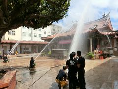 訓練とは思えないほどの放水量で、龍山寺は台風並みの大雨。全身べしょぬれになった消防士さんがムキムキボディでポーズとって笑わしてくれました。
面白いものが見学出来てラッキー♪