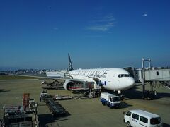 福岡空港に到着。
機体はスターアライアンス塗装でした。
人生初のスターアライアンス塗装。
あとで飛行機に詳しいskyfree氏にラインしたところ、
「B6のスターアライアンス塗装は珍しいんですよ！」
と、とても興奮しておられた。

というわけでラッキー。
これは幸先の良い。