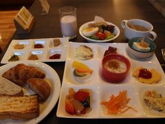 おはようございます☆

神戸の朝はホテルピエナ自慢の朝食ビュッフェから始まります♪

「朝食の美味しいホテル」に5年連続で1位を獲得している、人気の朝食ビュッフェ。
これが食べたくて泊まったので、朝一番で朝食ルームに行き、ゆっくり堪能しました。

人気の朝食の内容を詳しくご覧になりたい方はこちらの旅行記をどうぞ。


2017年　関西食い倒れ？オフ会とＵＳＪの旅【1】朝食のおいしいホテル「ホテル　ピエナ神戸」に泊まろう！～出発からホテルまで～

https://4travel.jp/travelogue/11289389