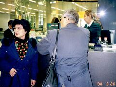 同年３月には両親の唯一海外旅行にも帯同して訪問した。
　＊アムステルダム、スキポール空港にて