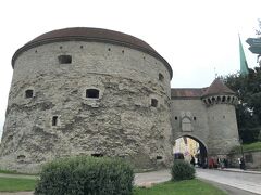 ふとっちょマルガレータとスールランナ門。

監獄のまかないのおばさんの名前がマルガレータらしいのですが、
ふとっちょって失礼な・・。

確かに塔はふとっちょだけど。