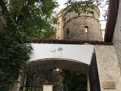 ランチのために再度ヴィル門方向へ。
途中でレストランLeibを発見。
ＦＩＧＡＲＯに載っていたお店で行ってみたかったけど
要予約で少しお高めなお店なので今回は見送り。
外観もステキ！
