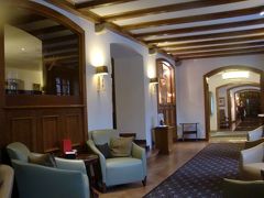 高級ホテルのモンセルバン
格調高くて敷居が高い雰囲気ですが、ここのロビーを入って左のカフェレストランなら誰でも気軽に利用できます
スタッフがいない時は壁にあるボタンを押して呼びます
時折シャンパンを何本も開けて何時間もおしゃべりしているグループもあります