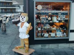 ツェルマットでは必ず訪れるパン屋さん兼ビストロのFuchs Bistro and Bakery
ゴルナーグラート鉄道の駅を出て左に線路沿いの道を歩いて行くとあります

街中にもありますが、ここはスペースが広いので朝食やランチに来る人が絶えません