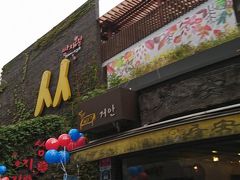 サムジキルに着きました！連休ということで、外国人より、韓国の方でにぎわっていました。