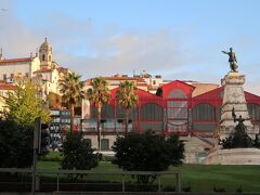 Praca Infante Dom Henrique（エンリケ航海王子広場）

エンリケ航海王子の像は、ドウロ川の方向を指差しています。
リスボンの発見のモニュメントで先頭に立っていたのも彼ですね！