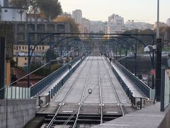 Ponte Dom Luís I（ドン・ルイス1世橋）

ドン・ルイス1世橋は2階建て構造になっており、上層はメトロと歩道、下層は自動車と歩道になっています。
