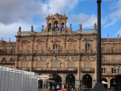 Plaza Mayor（マヨール広場）

市民に大変親しまれている場所で、スペインで最も美しい広場だと言われています。丁度、後日開催されるであろう古本市の準備中でした。