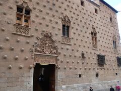 Casa de las Conchas（貝の家）

この貝の家は、サンティアゴ・デ・コンポステーラへの巡礼者を守るサンティアゴ騎士団の一員ロドリーゴ・アリアスの邸宅だったと言われています。