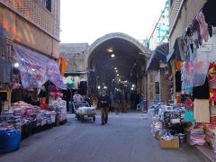 テヘランのバザール入口。広大な敷地で内部は入り組んでいて、かつどこからスタートなのか…たくさんある入口の1つから入る。
