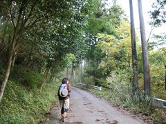 小田急線渋沢駅に朝7時に集合。
いつも自分が車を出したり、一人で車で登りに行ったりしていたので、ザックを背負って電車に乗るのは初めて！
朝から小田急線は登山客でいっぱい。みんなどこの山に登るか気になりながら乗っていました。渋沢駅で沢山降車したのでライバル心むき出し！！この人たちは鍋割山か？塔ノ岳か？丹沢山か？なんて考えながら…。

友人の運転で20～30分程で登山口に到着。10台ぐらいしか停められない駐車場はすでに満車…。林道にすれ違いができるぐらいの場所に停めて少し歩きます。