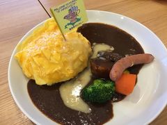 富良野オムカレーをソーセージハンバーグを注文しました。

息子はとりわけでソーセージとごはんをパクパク♪
セットでついてきた瓶の牛乳をあっという間に飲み干されました。