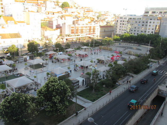カフェーＶＩＯＬＥＴＡの前の中華レストラン屋上テラスから眼下の広場の様子を眺める。