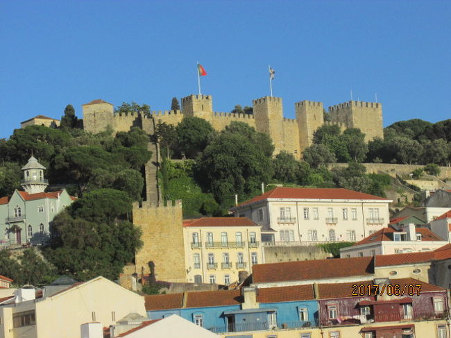 その谷底の対面の丘の上には、城塞がある。サン・ジョルジェ城だ。