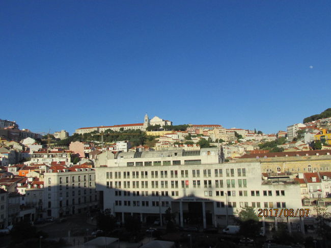 昔は森林であったであろうこの丘も、綺麗に整地されて住宅が立ち並ぶ。